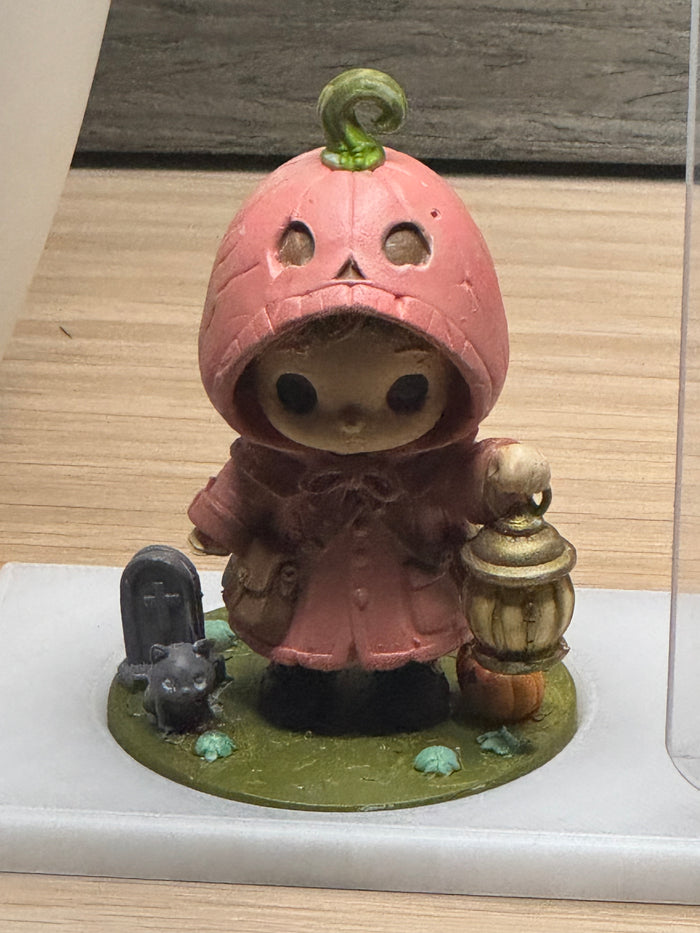 Handbemalte Halloween-Dekofigur aus Resin – Kürbis Sammlerfigur mit Laterne – weitere Ansicht